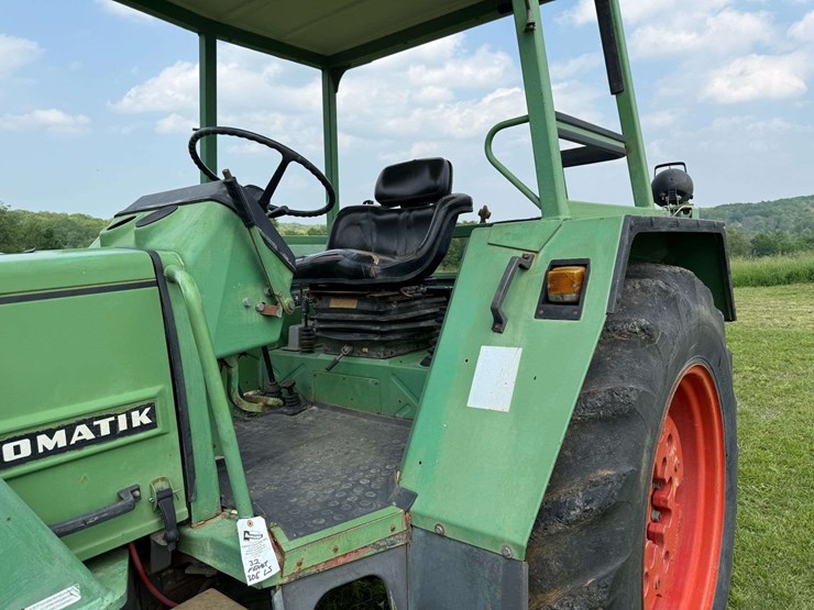 low-hour-fendt-306ls-with-loader-image-13