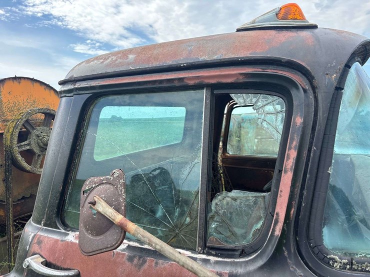 chevy-400-truck-with-minneapolis-moline-corn-sheller-image-46