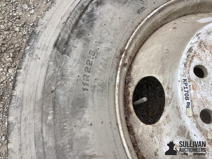 11r22.5-rim-&-tire-image-13