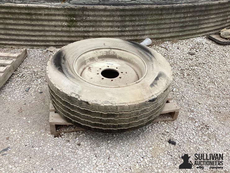 305/70r22.5-tire-&-rim-image-9