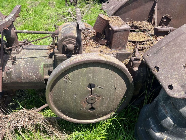 john-deere-unstyled-model-d-image-32