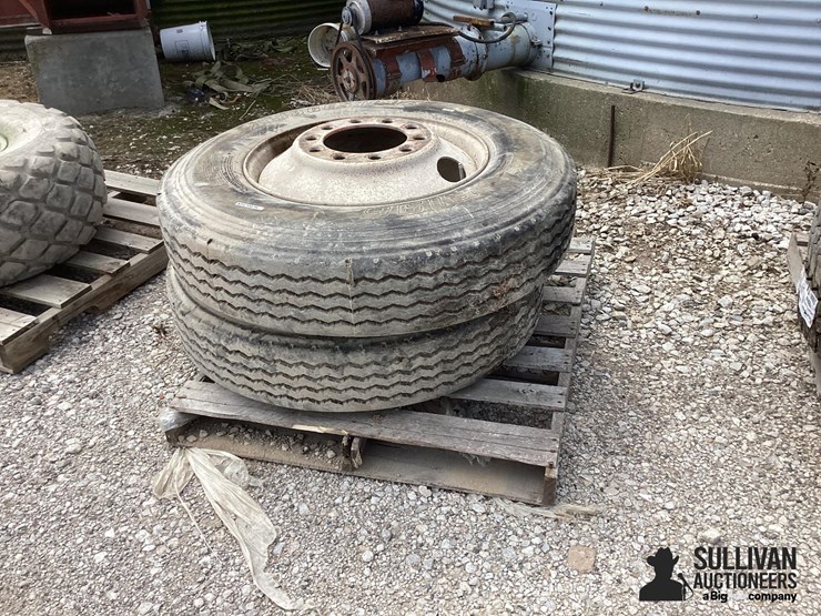 11r24.5-tires-&-rims-image-1