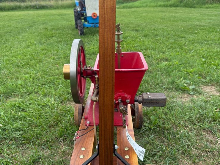 half-scale-new-holland-1.5hp-engine-image-4