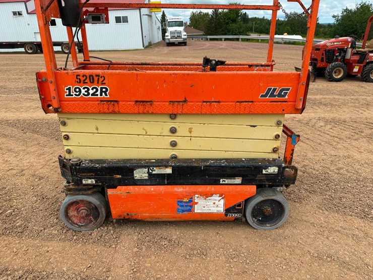 2017-jlg-1932r-image-11
