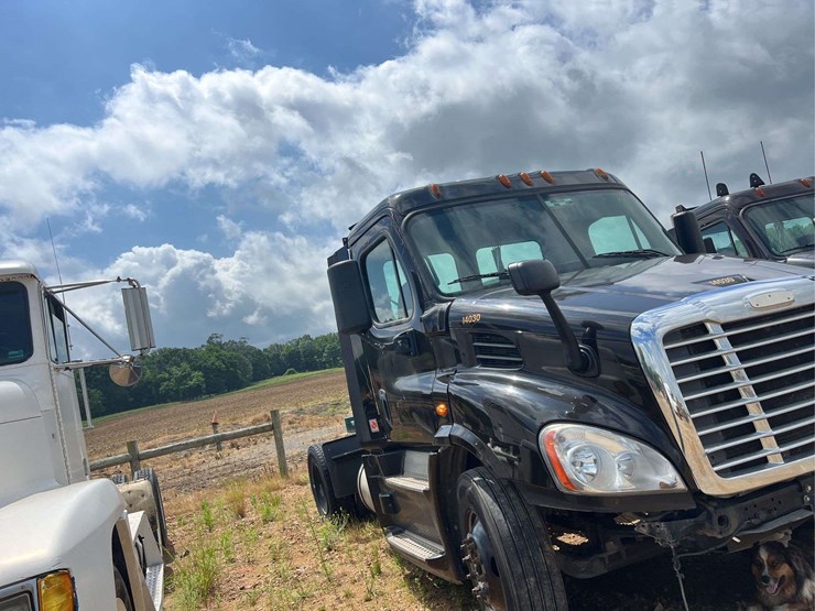 2015-freightliner-s/a-daycab-truck-*inop-image-6