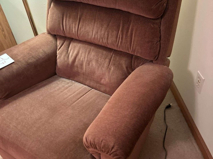la-z-boy-recliner-and-lamp-image-4
