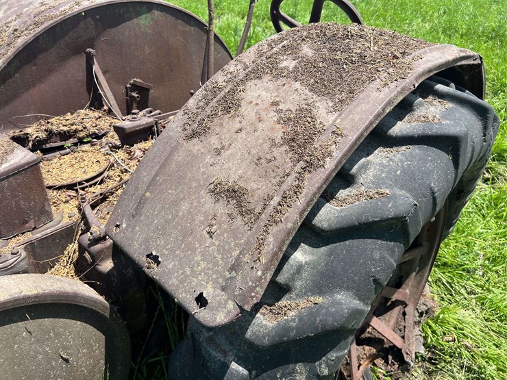 john-deere-unstyled-model-d-image-31