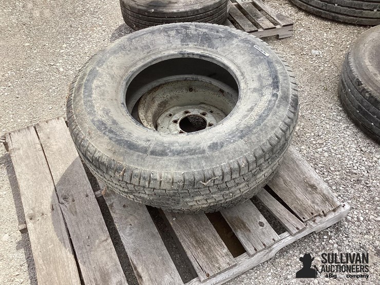 11r24.5-tire-&-rim-image-1