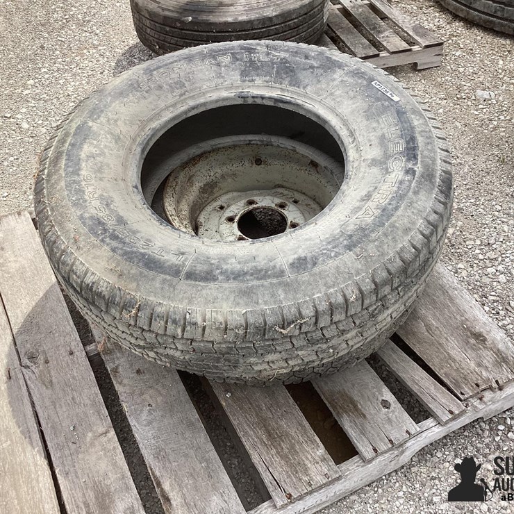 11R24.5 Tire & Rim