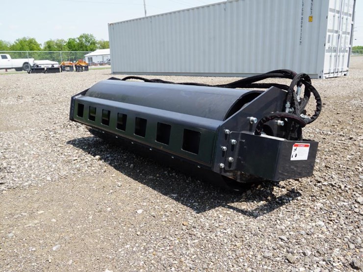 #1423-•-new!-wolverine-skid-steer-vibrating-roller-attachment-image-1