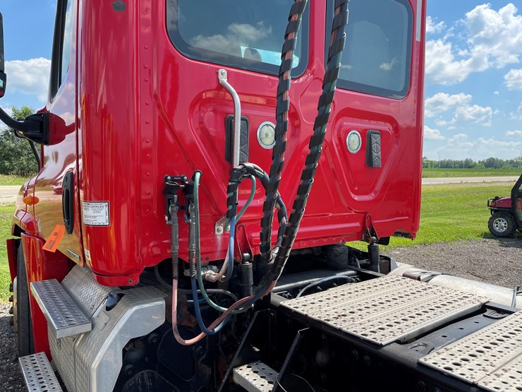 #6246-•-2011-freightliner-cascadia-semi-tractor-(has-wi-title)-image-32