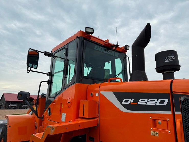 2017-doosan-dl220-5-image-17