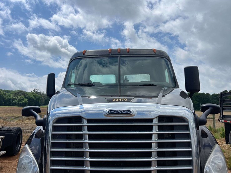 2018-freightliner-t/a-daycab-truck-*inop-image-8