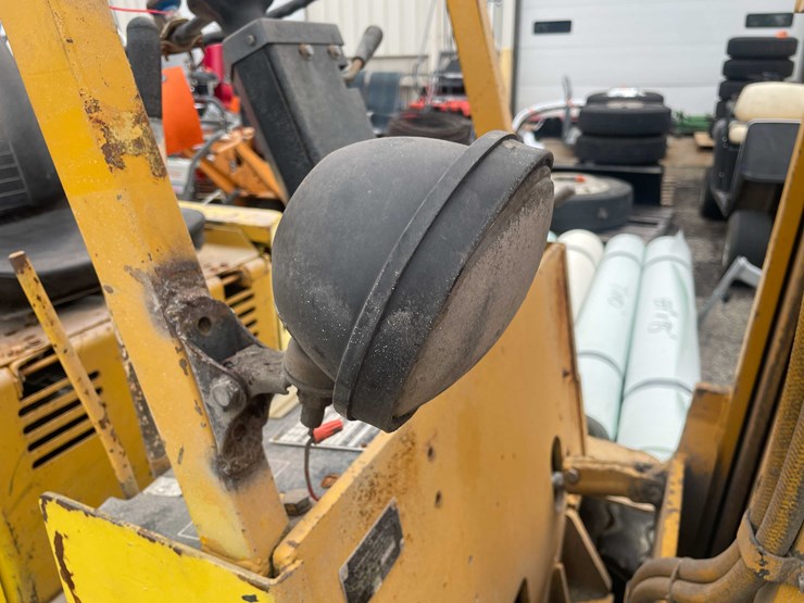 #1367-•-allis-chalmers-pneumatic-3000-lb.-capacity-forklift-(o3)-image-17