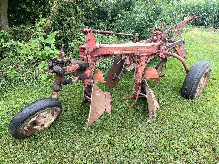 #7468-•-international-harvester-multi-bottom-plow-image-2