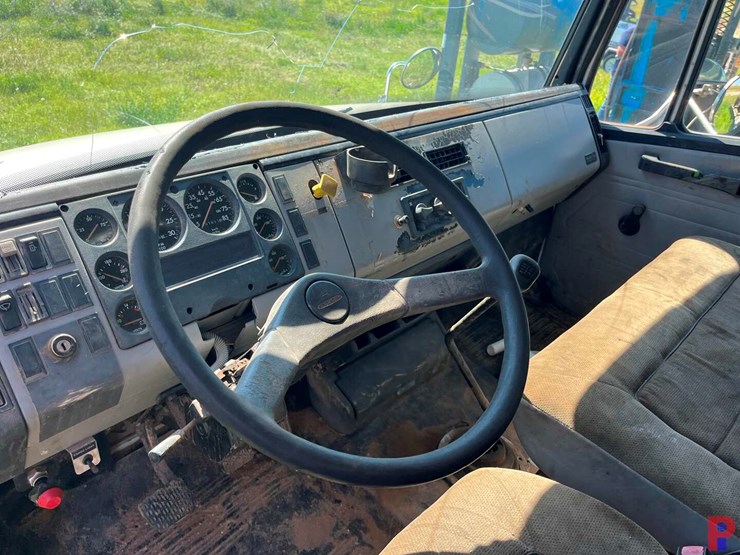 1998-freightliner-fl70-image-10