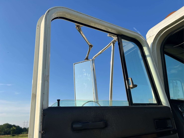 international-semi-with-flatbed-image-86