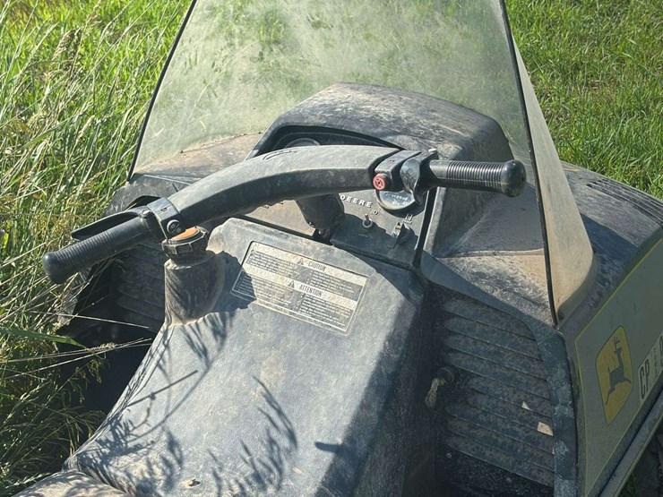 john-deere-440-liquifire-snow-mobile-image-22