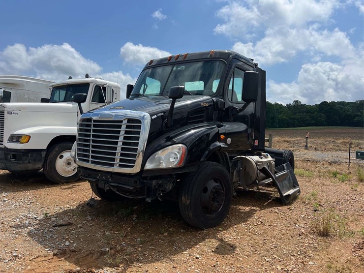 2015-freightliner-s/a-daycab-truck-*inop-image-1