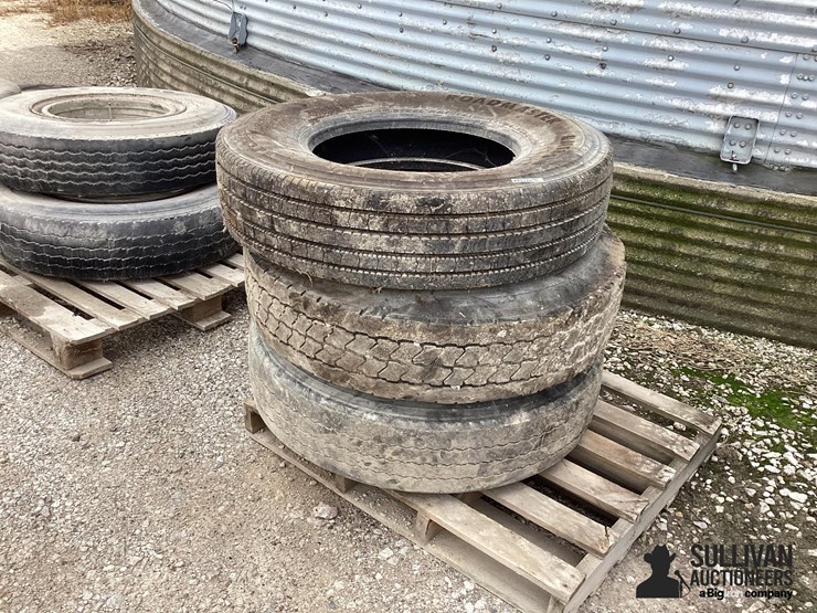 11r22.5-tires-&-rims-image-1