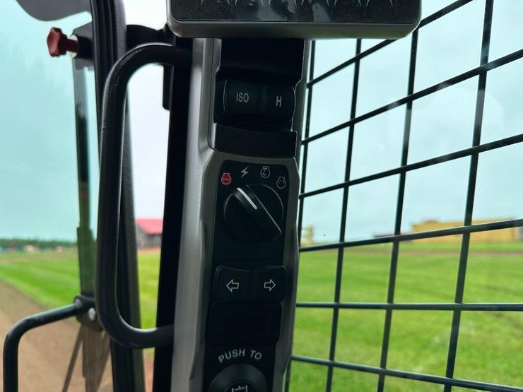 2021-new-holland-l334-image-32