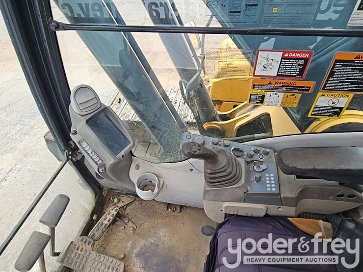 2011-deere-250g-lc-image-71