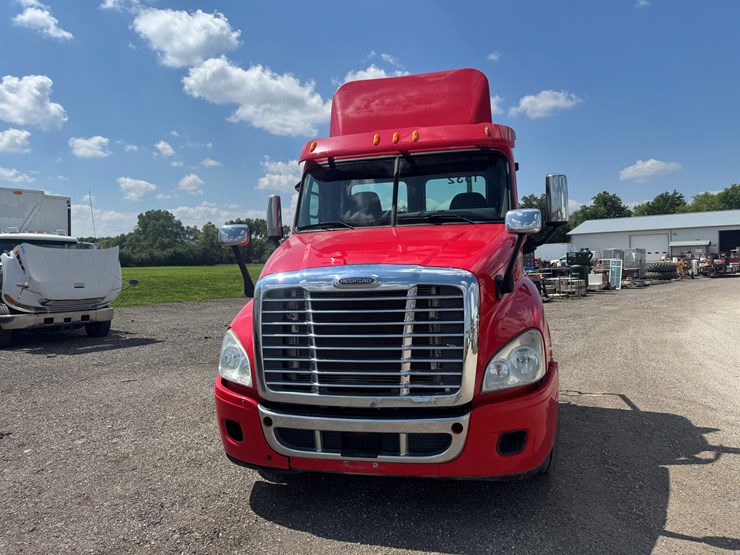 #6246-•-2011-freightliner-cascadia-semi-tractor-(has-wi-title)-image-54