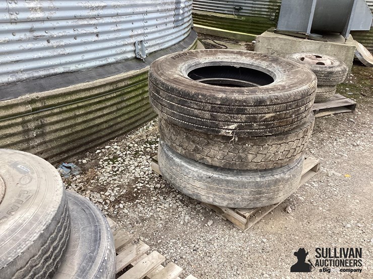 11r22.5-tires-&-rims-image-5