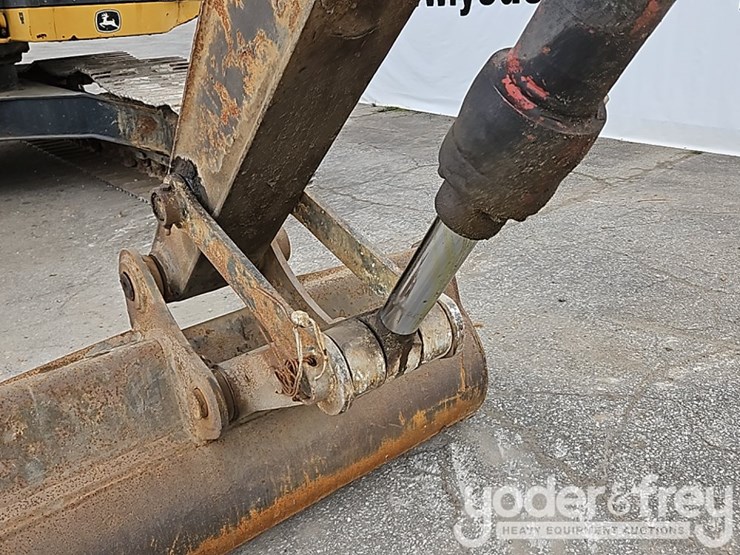 2011-deere-250g-lc-image-28