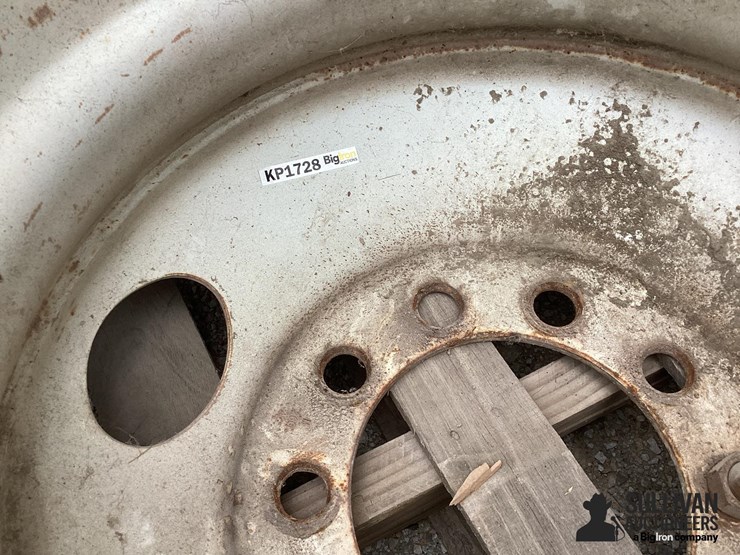 285/75r24.5-tire-&-rim-image-12