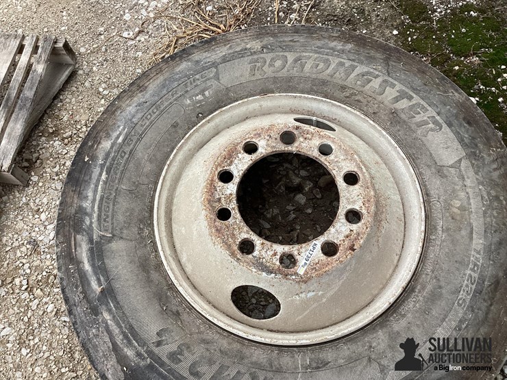 11r22.5-tire-&-rim-image-8
