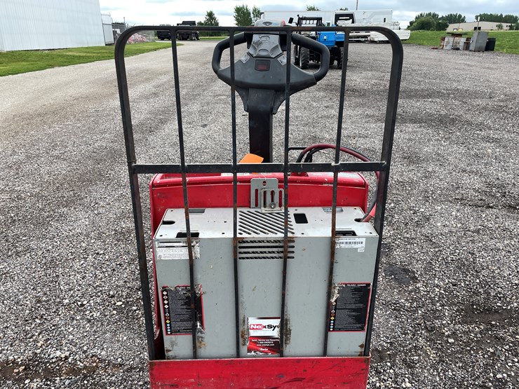 #6400-•-raymond-electric-pallet-jack-image-11