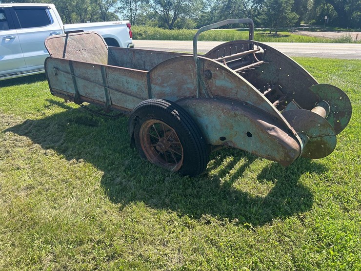 antique-manure-spreader-image-3