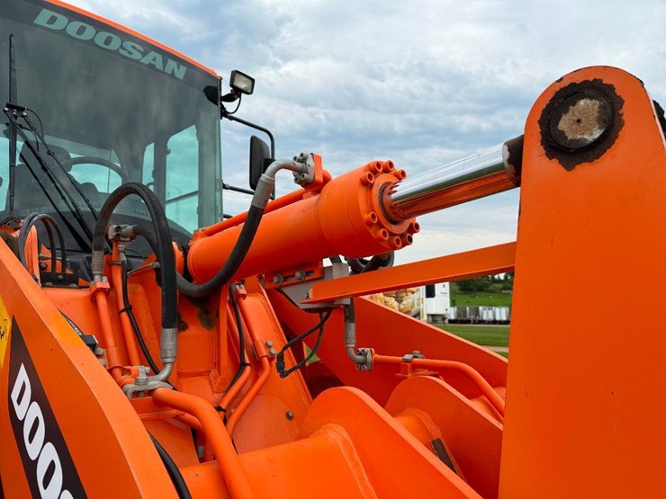 2017-doosan-dl220-5-image-36