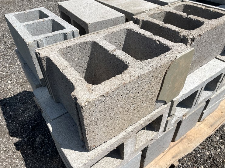 #6339-•-approx.-(30)-cinder-blocks-image-6