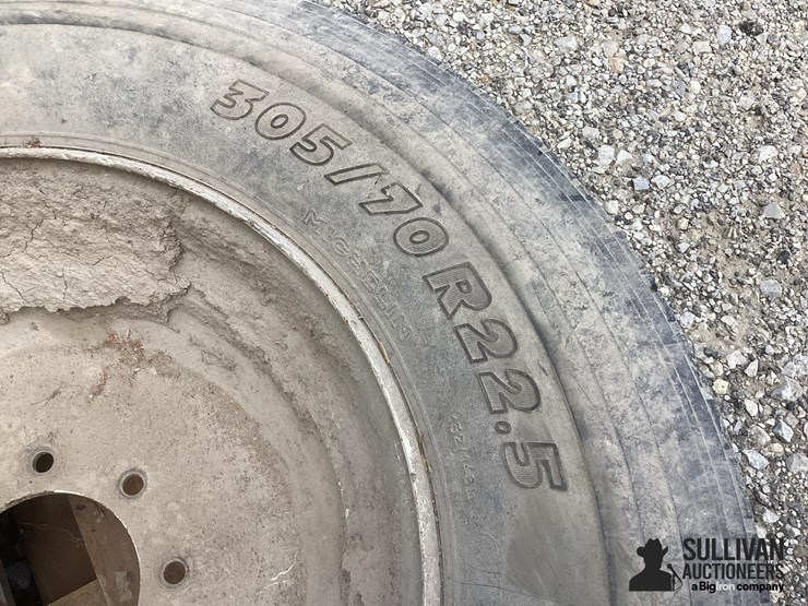 305/70r22.5-tires-&-rim-image-13
