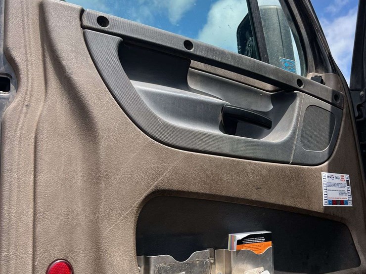 2018-freightliner-t/a-daycab-truck-*inop-image-25