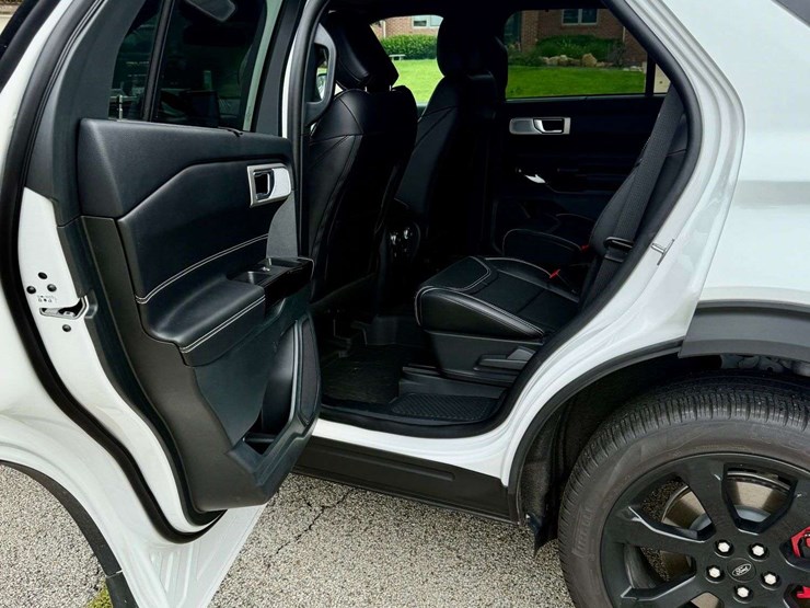 2023-ford-explorer-image-11