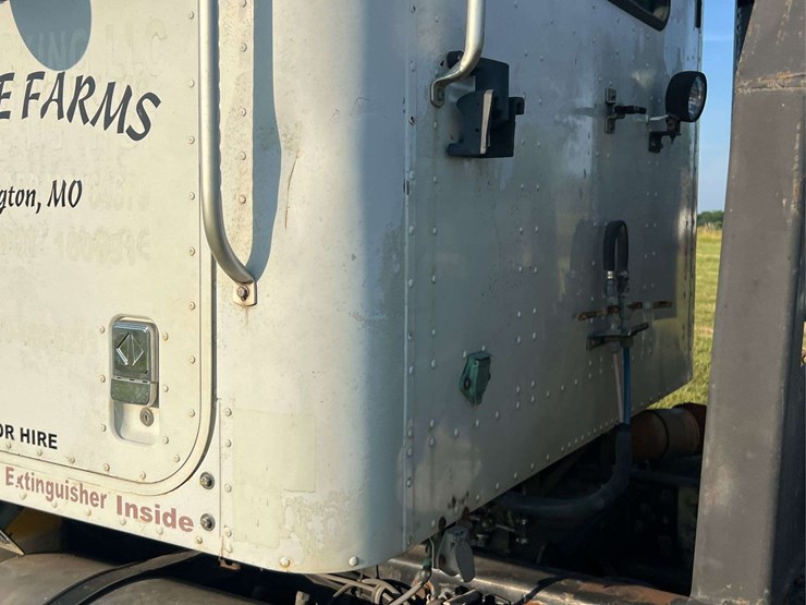 international-semi-with-flatbed-image-28