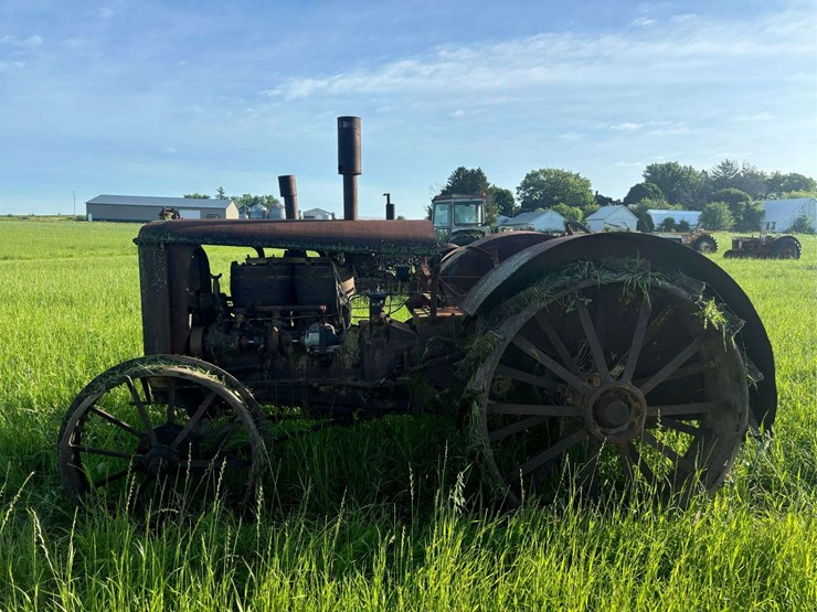 huber-4-cylinder-tractor-image-1