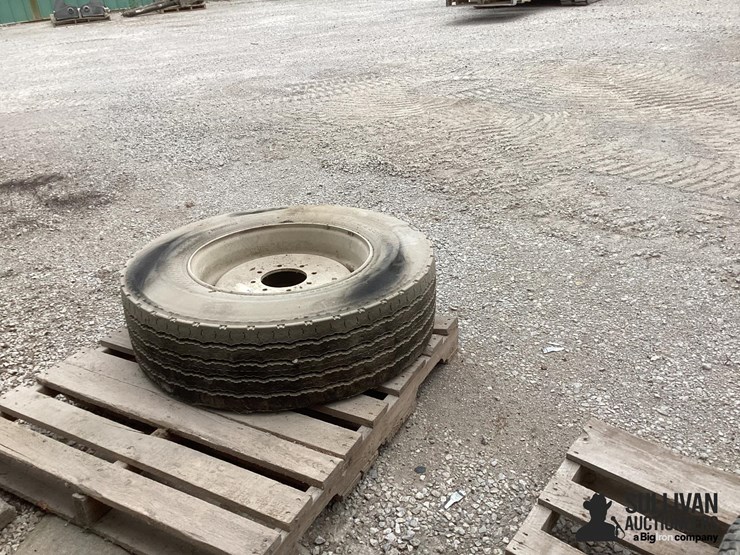 305/70r22.5-tire-&-rim-image-10