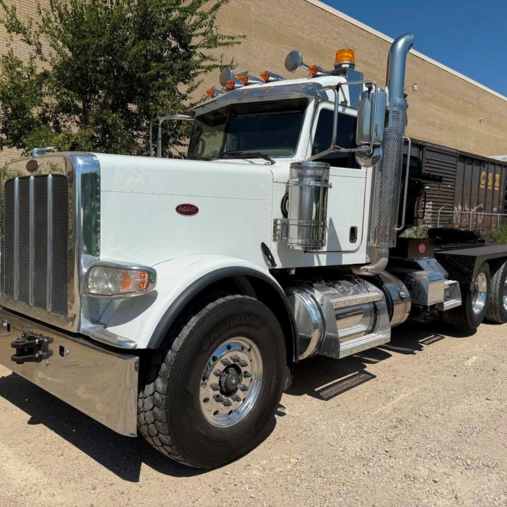 2015 PETERBILT 389