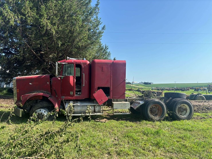 freightliner-semi-with-cummins-engine-image-2