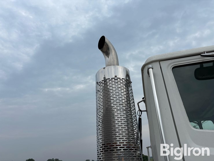 2000-freightliner-fl112-image-17