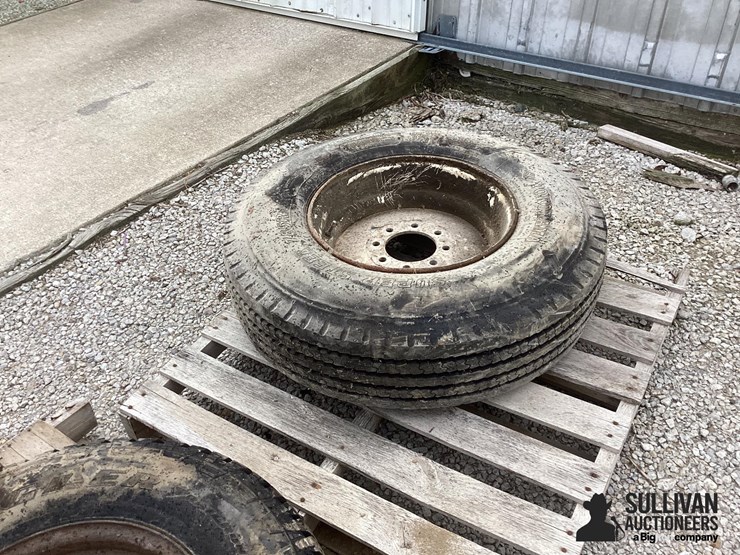 10r17.5-tire-&-rim-image-2