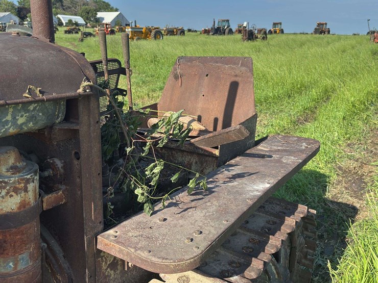 caterpillar-fifteen-crawler-image-27