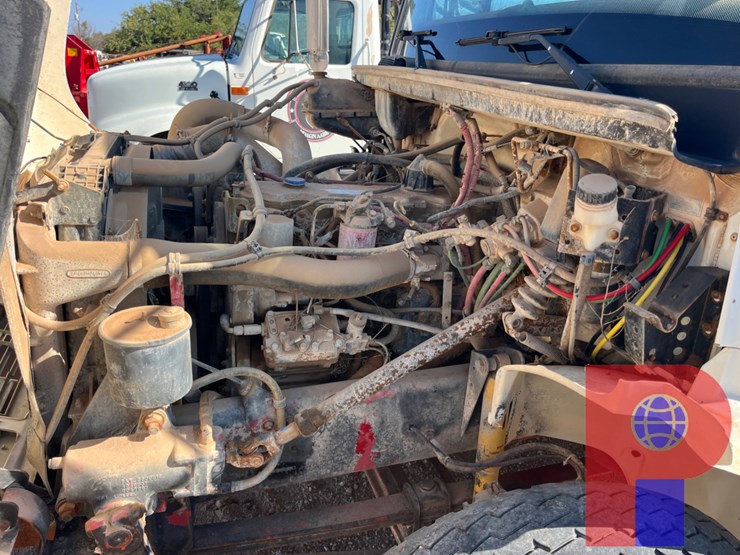 2001-freightliner-fl70-image-10