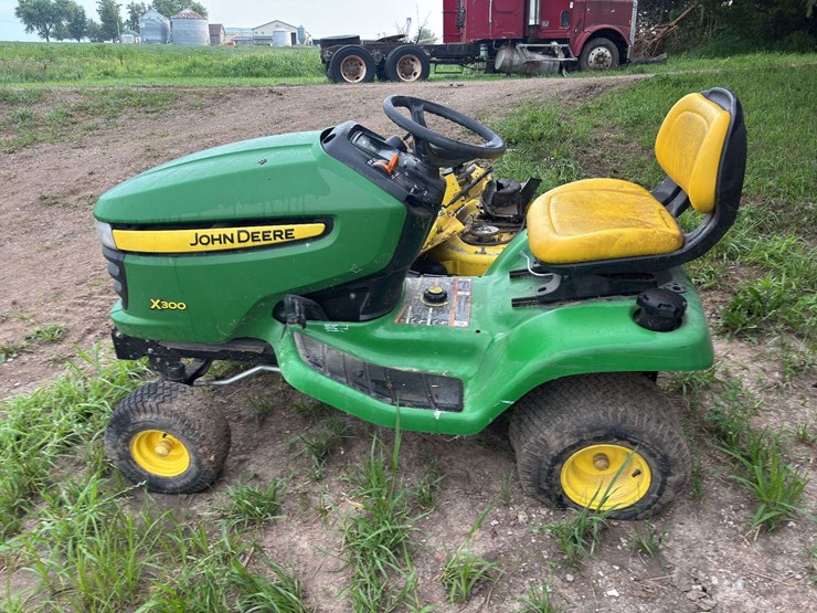 john-deere-x300-image-8