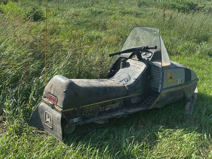 john-deere-440-liquifire-snow-mobile-image-8