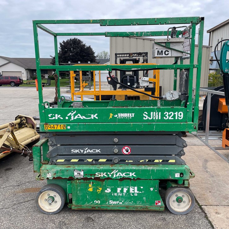 #1368 • 19' Scissor Lift (O2)